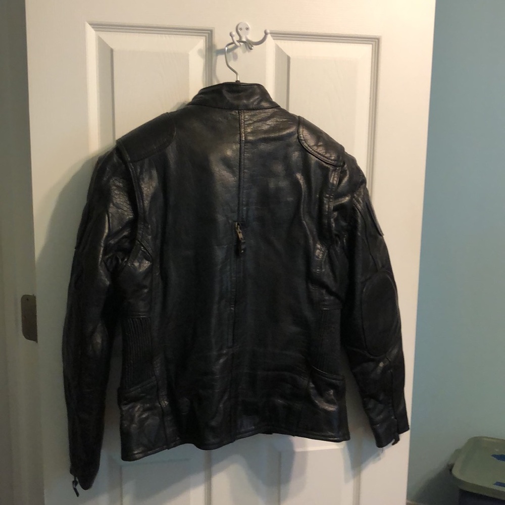 PaPa’s leather Barn woman’s leather jacket. - Picture 4 of 6